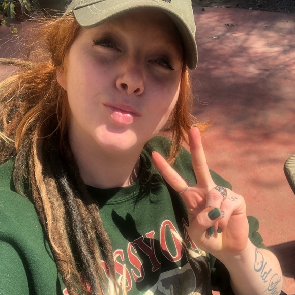 Meet your Poshers, Angel & Scarlet - Picture 7 of 8